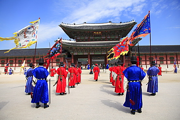 Changing of the guards, Gyeongbokgung Palace (Palace of Shining Happiness), Seoul, South Korea, Asia