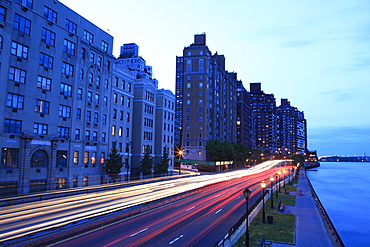 Traffic at dusk, FDR Drive, Upper East Side, Manhattan, New York City, United States of America, North America