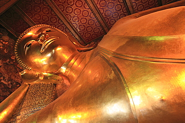 Reclining Buddha, 46 meters long, Wat Pho (Wat Po) (Wat Phra Chetuphon), Rattanakosin (Ratanakosin), Bangkok, Thailand, Southeast Asia, Asia