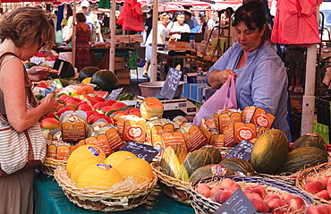 The morning fruit and vegetable market, Cours Saleya, Nice, Alpes-Maritimes, Provence, Cote d'Azur, French Riviera, France, Europe