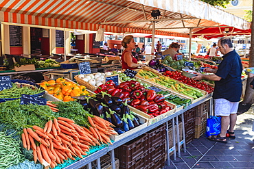 The morning fruit and vegetable market in Cours Saleya, Old Town, Nice, Alpes-Maritimes, Provence, Cote d'Azur, French Riviera, France, Europe