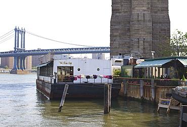 The River Cafe at Fulton Ferry Landing, Manhattan Bridge beyond, Brooklyn, New York City, New York, United States of America, North America