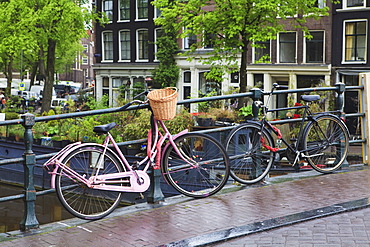 Pink bicycle, Brouwersgracht, Amsterdam, Netherlands, Europe