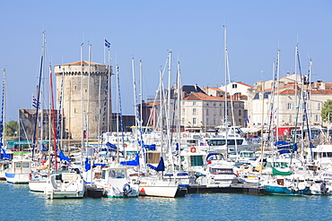 The Chain Tower, Vieux Port, the old harbour, La Rochelle, Charente-Maritime, France, Europe