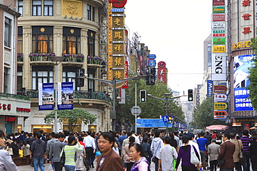 Pedestrians, Nanjing Road East, Nanjing Dong Lu, Shanghai, China, Asia