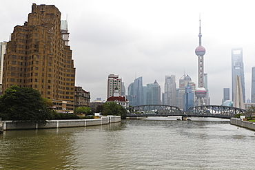 Waibaidu Bridge (Garden Bridge) over Suzhou Creek, Pudong skyline with Oriental Pearl Tower and Shanghai World Financial Center beyond, Shanghai, China, Asia