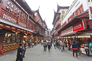 Shopping in the Yu Yuan (Yuyuan) Bazaar, Yu Gardens, Nanshi, Shanghai, China, Asia