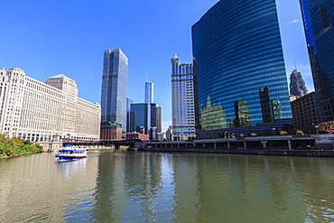 Chicago River, The Merchandise Mart on the left and 333 Wacker Drive building on the right, Chicago, Illinois, United States of America, North America