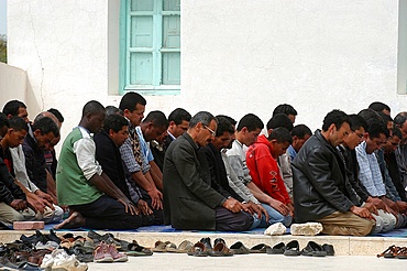 Tunisian Muslims at Friday prayers, Midoun, Medenine, Tunisia, North Africa, Africa