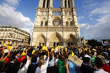 Crowds cheering Pope Benedict XVI outside Notre Dame cathedral, Paris, France, Europe