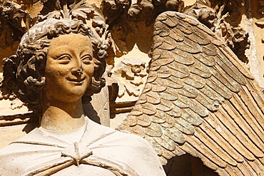 Angel of Annunciation, west front, Reims cathedral, UNESCO World Heritage Site, Reims, Marne, France, Europe