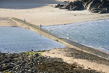 Path leading from St. Malo to Grand-Be island, St. Malo, Ille-et-Vilaine, Brittany, France, Europe