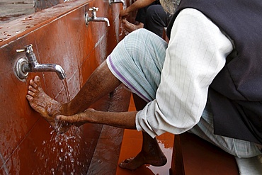 Friday ablutions at Jamma Masjid (Delhi Great Mosque), Delhi, India, Asia