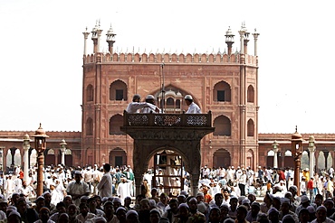 Friday prayers at Jamma Masjid (Delhi Great Mosque), Delhi, India, Asia