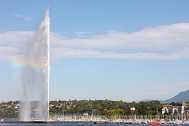 Jet d'Eau, the world's tallest fountain, on Lake Geneva (Lake Leman), Geneva, Switzerland, Europe