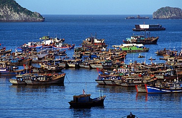 Floating fishing village, Ha-Long Bay, UNESCO World Heritage Site, Vietnam, Indochina, Southeast Asia, Asia