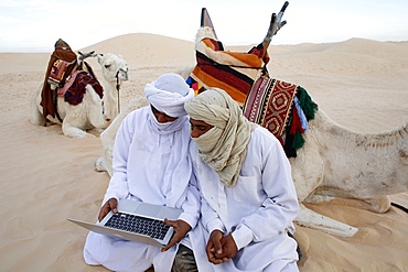 Bedouins using a laptop in the Sahara, Douz, Kebili, Tunisia, North Africa, Africa