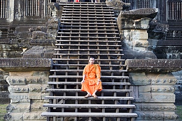 Monk sitting on steps, Angkor Wat, Angkor, UNESCO World Heritage Site, Siem Reap, Cambodia, Indochina, Southeast Asia, Asia