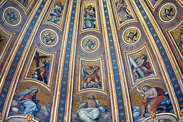 Cupola ceiling in St. Peter's Basilica by Michelangelo Buonarroti, Dome by Michelangelo Buonarroti, Domenico Fontana, Giacomo della Porta dating from between 1546 and 1590, Rome, Lazio, Italy, Europe