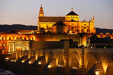 Roman bridge over the Rio Guadalquivir and Mezquita at dusk, UNESCO World Heritage Site, Cordoba, Andalusia, Spain, Europe