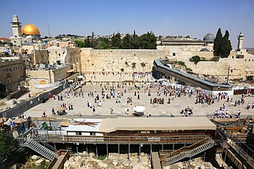 The Western Wall (Wailing Wall) with the Dome of the Rock, UNESCO World Heritage Site, Jerusalem, Israel, Middle East