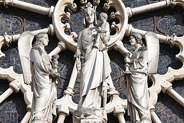 Crowned Virgin and child flanked by two angels, in front of the Rose window, Western facade, Notre Dame de Paris Cathedral, Paris, France, Europe