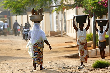 African women carrying large bowls on their heads, Lome, Togo, West Africa, Africa