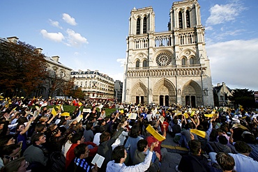 Crowds welcome the arrival of Pope Benedict XVI in front of Notre Dame, Paris, France, Europe