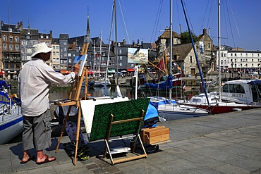 Painter on the quayside, Le Vieux Bassin, Honfleur, Basse Normandie, France, Europe