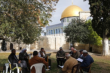 Palestinians reading the Koran outside Al-Aqsa mosque, UNESCO World Heritage Site, Jerusalem, Israel, Middle East