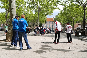 Saint Tropez, playing Petanque (French bowls) on the Place des Lices, St. Tropez, Var, Provence, Cote d'Azur, French Riviera, France, Mediterranean, Europe