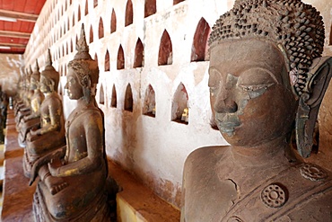 Old Buddha statues in the cloister around the Sim, Wat Sisaket (Si Saket) Buddhist temple, Vientiane, Laos, Indochina, Southeast Asia, Asia