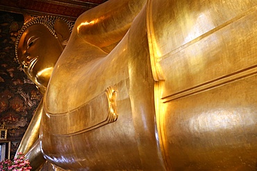 Reclining Golden Buddha, 45m long and 15m high, Wat Pho Temple, Bangkok, Thailand, Southeast Asia, Asia