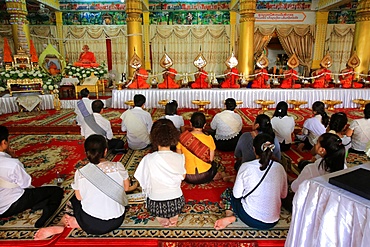 Seated Buddhist monks praying at Remembrance of the Deceased, Wat Ong Teu Mahawihan (Temple of the Heavy Buddha), Vientiane, Laos, Indochina, Southeast Asia, Asia