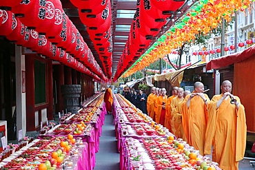 Ullambana ceremony, when food is offered to the ancestors during the annual Ghost Festival, Buddha Tooth Relic Temple, Chinatown, Singapore, Southeast Asia, Asia