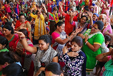 Prayers and chanting in Radha Rani Hindu temple, Barsana, Uttar Pradesh, India, Asia