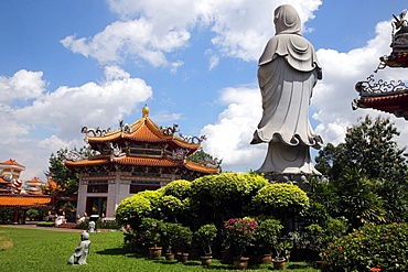 Bodhisattva Avalokitesvara, Guanyin statue (Quan Am), Kong Meng San Phor Kark See Monastery, Singapore, Southeast Asia, Asia