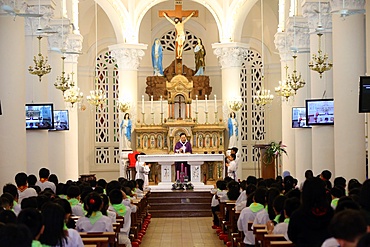 Church of the Sacred Heart of Jesus (Nha Tho Tan Dinh), Sunday Mass celebration, Ho Chi Minh City, Vietnam, Indochina, Southeast Asia, Asia