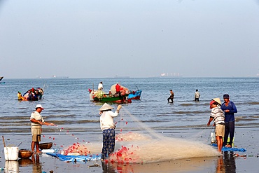 Fishermen preparing a net on the beach, Vung Tau, Vietnam, Indochina, Southeast Asia, Asia