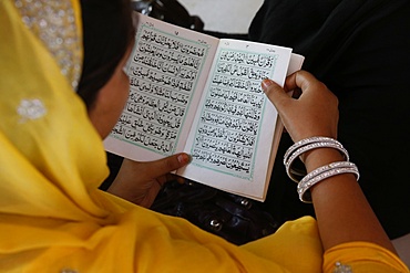 Woman reading Kuranic scriptures in Nizamuddin Dergah, Delhi, India, Asia