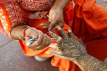 Henna tattooing in Delhi, India, Asia