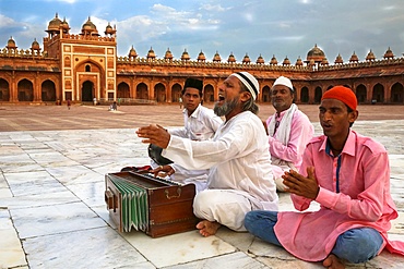 Qawali musician performing in the courtyard of Fatehpur Sikri Jama Masjid (Great Mosque), Fatehpur Sikri, UNESCO World Heritage Site, Uttar Pradesh, India, Asia