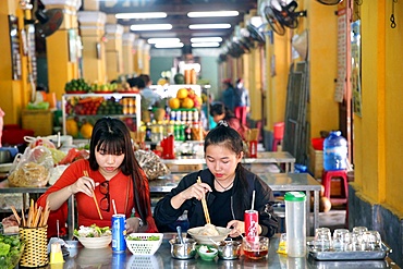 Vietnamese women eating breakfast with chopsticks, Hoi An, Vietnam, Indochina, Southeast Asia, Asia