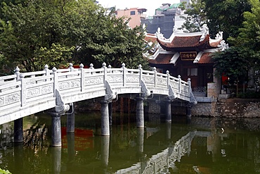 The stone bridge, Thuy Trung Tien Chinese Temple, Hanoi, Vietnam, Indochina, Southeast Asia, Asia