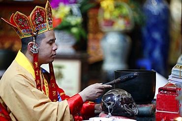 Buddhist ceremony, Ly Trieu Quoc Su Pagoda, Hanoi, Vietnam, Indochina, Southeast Asia, Asia