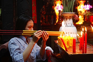 Vietnamese woman praying with incense sticks, The Jade Emperor Pagoda, Ho Chi Minh City (Saigon), Vietnam, Indochina, Southeast Asia, Asia
