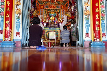 Women praying, Mieu Ba Ngu Hanh Buddhist temple, Vung Tau, Vietnam, Indochina, Southeast Asia, Asia