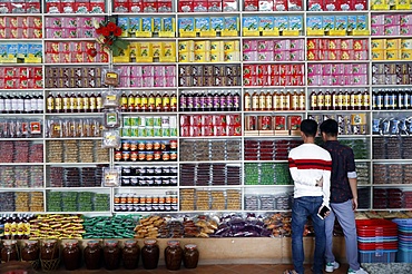 Market stand selling all sorts of local specialties, dried fruits and tea, Dalat, Vietnam, Indochina, Southeast Asia, Asia