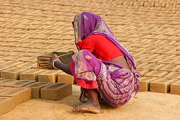 Worker in a West Bengal brick factory, Gamarkunda, West Bengal, India, Asia