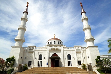 Al-Serkal Mosque, main entrance with two minarets, Phnom Penh, Cambodia, Indochina, Southeast Asia, Asia